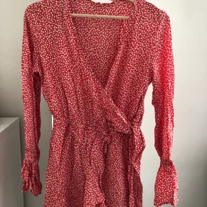 Härlig playsuit med volanger - Aldrig använd. Buda om det är fler som är intresserade. Frakten kommer kosta max 59kr om den ska skickas 