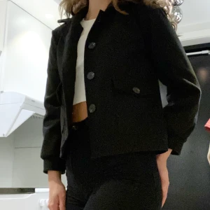 Svarta jacka i ullimitation - Superfin och varm svart jacka från boohoo i ullimitation. Storlek 38. Använd några gånger men i fint skick! Frakt tillkommer 🚚 