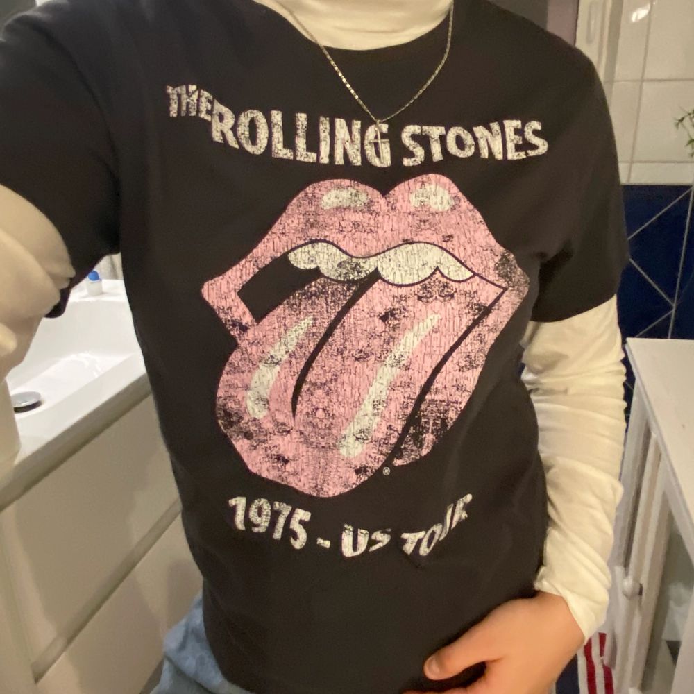 En Rolling Stones tisha🖤 skit snygg och ball! Säljer då jag varken lyssnar på bandet eller använder den, du betalar frakten📦. T-shirts.