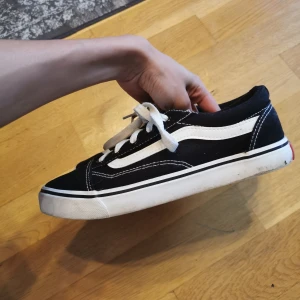 Svarta sneakers  - Knappt använda skor som liknar vans, men som inte kunnat användas ordentligt pga. för att de är för liten storlek. Nästintill nya. Pm gärna vid frågor! ❤️