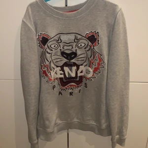 Kenzo tröja storlek XS - Tre år gammal kenzo tröja. Bra skick! Nypris: 2000kr