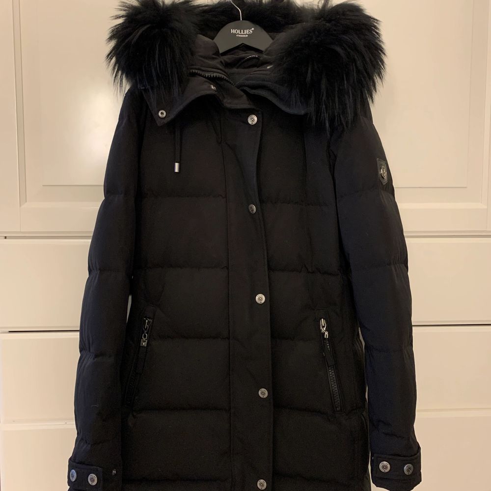 Jag säljer min vinter jacka från Hollies, då den inte kommer till användning. Pälsen är jätte fin och fluffig ( äkta päls ). Jackan är som i nyskick. Använd ca 5 gånger, mindre än en halv vinter. Jättefin passform och perfekt storlek för att ha en tjocktröja under om det skulle behövas. Skriv för fler bilder. Nypris är 4899. ( galjen medkommer men köparen står för frakten ) Jag gör inga byten, säljer endast 💗. Jackor.
