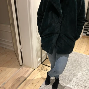 Mörkgrön fuskpäls - Jacka från vero Moda i en underbar mörkgrön färg. Använd men i gott skick! Älskar denna jacka 🤩