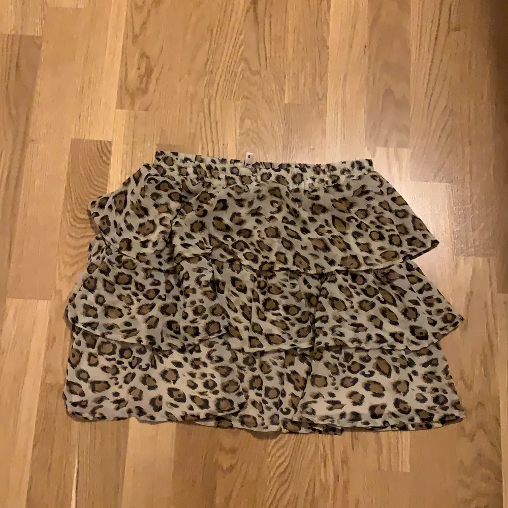 En fin leopardmönstrad kjol med volanger som sitter jätte fint på och ger en fina höfter . Kjolar.