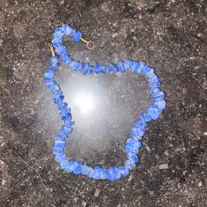 super snygg halsband med 100% äkta lapis lazuli!!! köparen står för frakten, eller så kan jag möta dig någonstans i stockholm city 