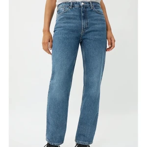 Weekday - Voyage - w25 - Oanvända!! Köpt för 500! (Bilder från weekdays hemsida) förstora byxor för mig. w25 L26. Jag har även dragit igenom ett ”gummiband” som gör att byxorna går att dra åt lite i midjan. Tyvärr hjälpte det ändå inte mig. Frakt 66kr🌏