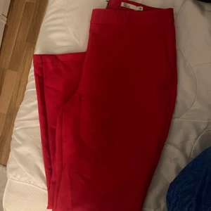 Nelly kostymbyxor - Nya kostymbyxor från Nelly i strl 38 med utsvängda raka ben, tyvärr för stora på mig !💕💫 150kr + ev frakt 