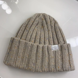 Gant mössa - Mössa från gant köpt förra hösten/vintern. Grå/ beige i färgen med glimtar av andra färger. Använd ett fåtal gånger och i nyskick. Stickad med ullblandning, pris: 250kr eller bud.