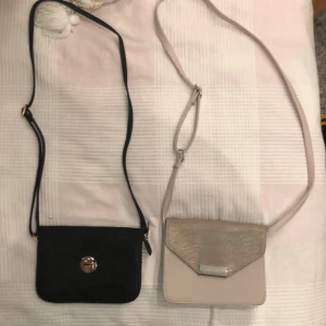 Väska - Båda två nästintill oanvända, alltså i mycket bra skick. Båda axelband är justerbara. Styckpris 50kr. Köparen står för frakt. 