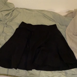 Svart kjol - Tygkjol. Knappt använd 