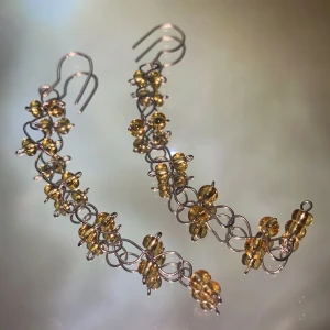 Örhängen - Ett par handgjorda örhängen med fina gula glaspärlor🌟 kroken är av silvertråd, och frakten ingår i priset💃🏼                                                                                —————————————————————                                                                                  Kika gärna in på min profil, säljer en massa olika handgjorda smycken💃🏼 perfekt till dig själv eller i present till någon❣️✨