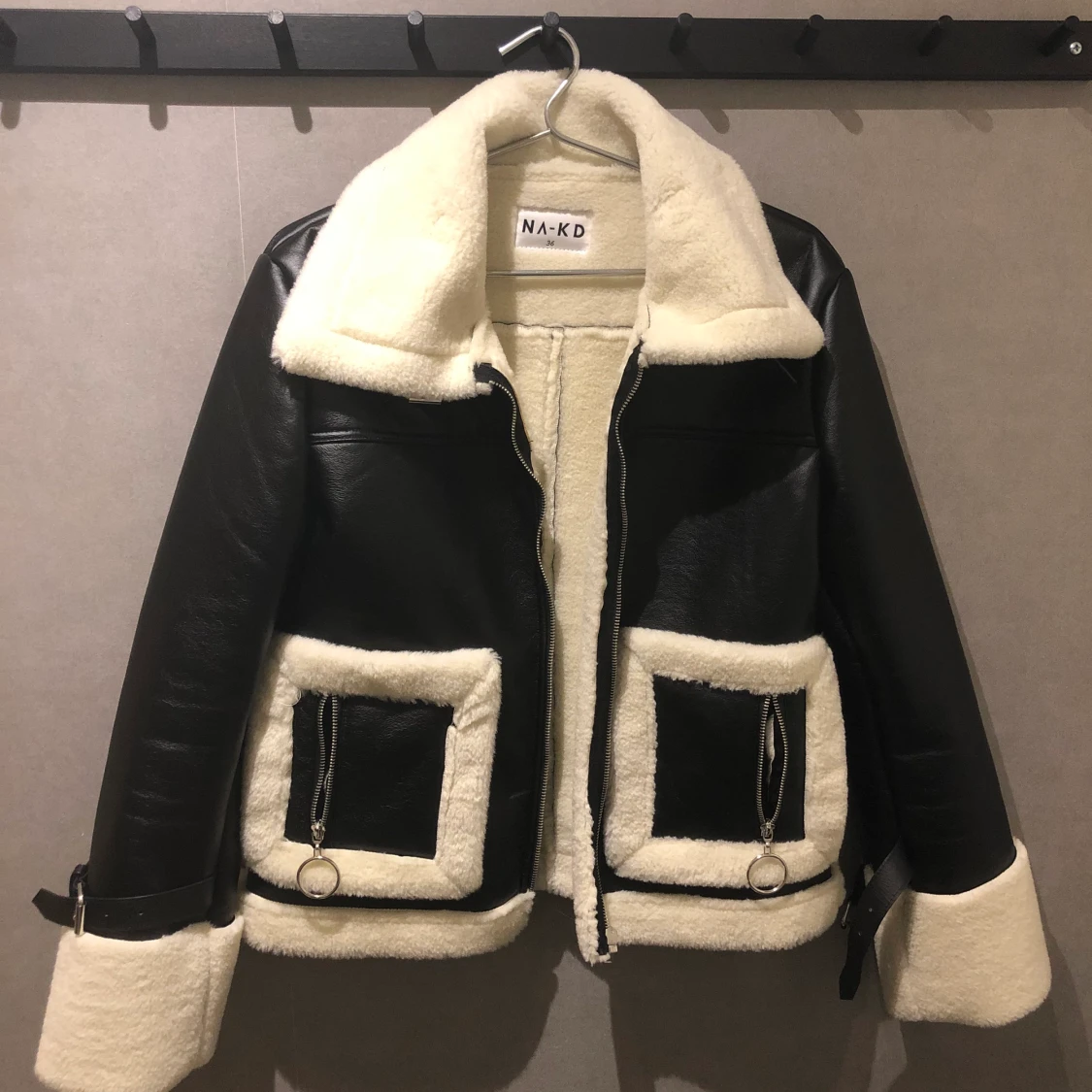 Svart och vit pilotjacka