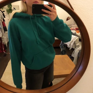 Grön hoodie - Smaragdgrön hoodie med stor luva. Storlek M, bikbok. Måttligt använd. (Köpare står för frakt)