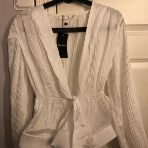 Blus från boohoo - Urringad blus från Boohoo, storlek XS. aldrig använd 💞