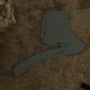 SHEIN tröja - En jätte fin en armad shein tröja! Den hatar en långarmad arm om ingen på andra sidan, bra kvalite, har aldrig använt, gullig, trendig, köpte för 100 kr, köparen står för frakt! Budgivning om flera vill ha.