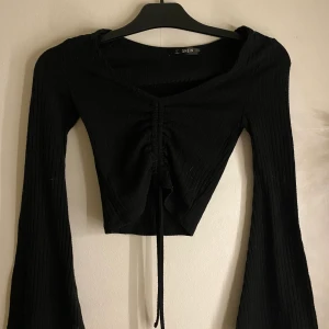 Tröja - Tröja man kan knyta på magen från märket Shein. Använd 1 gång💗