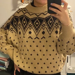 Stickad tröja  - En supermysig stickad tröja från monki i storlek 38/M💕 