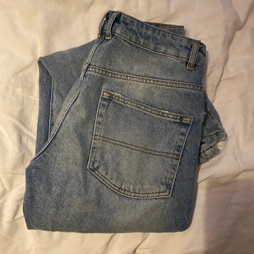 superfina midwaisted ljus blåa jeans med hål köpta från ASOS. storlek w28 l32. säljer pga ingen användning och är 158 cm💜. Jeans & Byxor.
