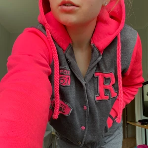 Collage tröja💖 - En nyon rosa collage tröja som inte komemr till användning längre💖 den är bra skick för att vara använd💕 super cool och snygg, köparen står för frakten📦