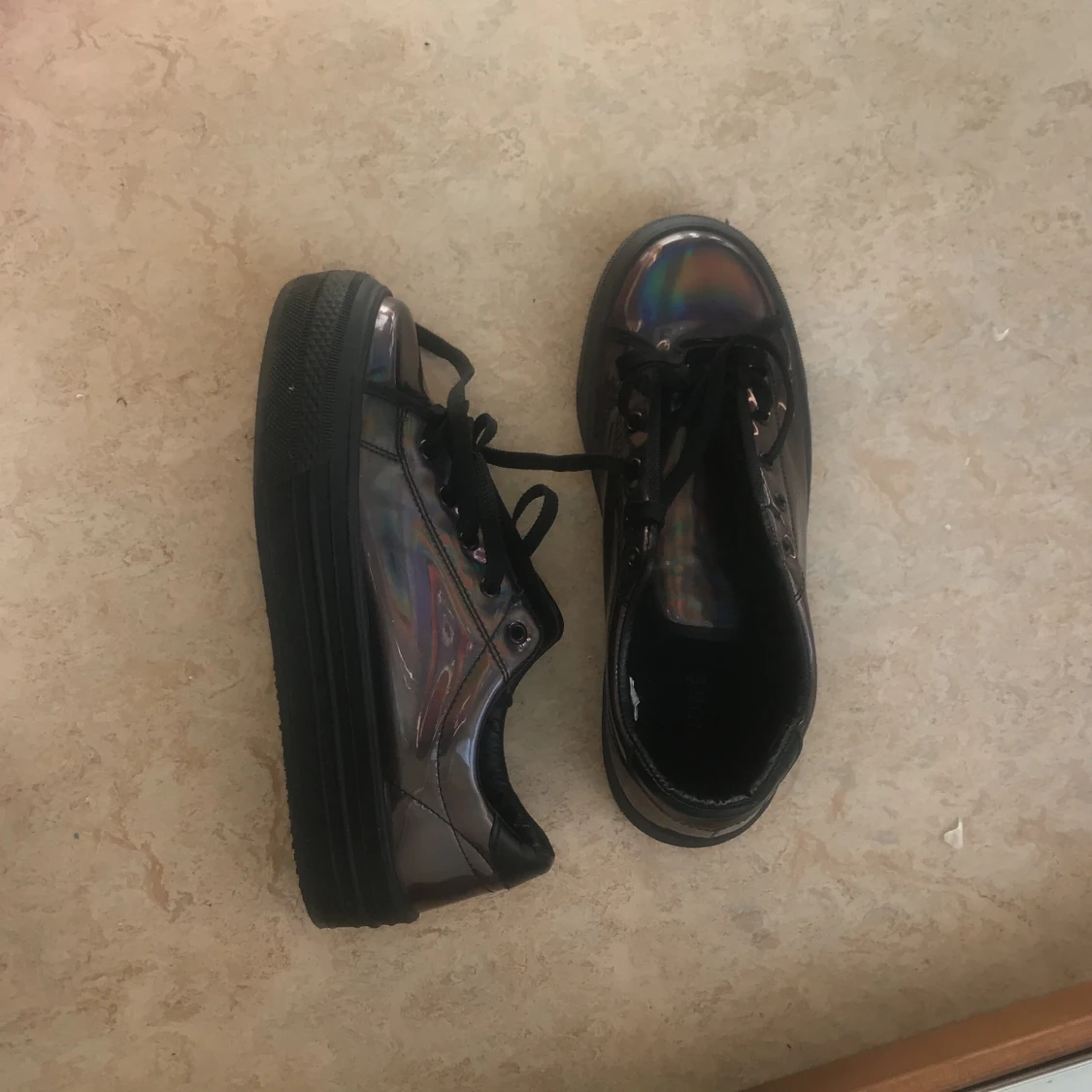 Skor i lack med låg platå stl 39 - 90