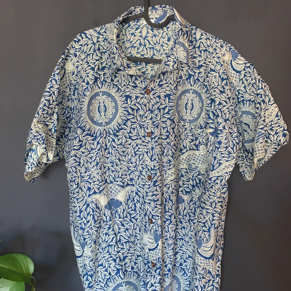 Kortärmad skjorta ifrån indonesien ! Storlek L men passar bättre på M ! 120kr inklusive frakt ⏰⏰. Skjortor.