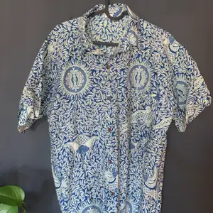 Kortärmad skjorta ifrån indonesien ! Storlek L men passar bättre på M ! 120kr inklusive frakt ⏰⏰