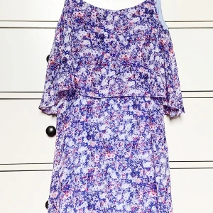 sommarklänning  - Skön sommarklänning i vackert mönster. Passar en S-M, då man kan justera banden över axlarna. Använd fåtal gånger. 