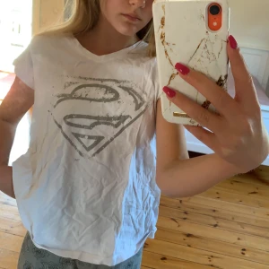 Vit spiderman t-shirt  - En vit Spider-Man t-shirt som är fläckfri. 