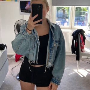 Blå Croppad Jeanjacka 🌀 - Supersnygg! Särskilt till mom jeans exempel 🥰 nypris 400 jag säljer för 200! 