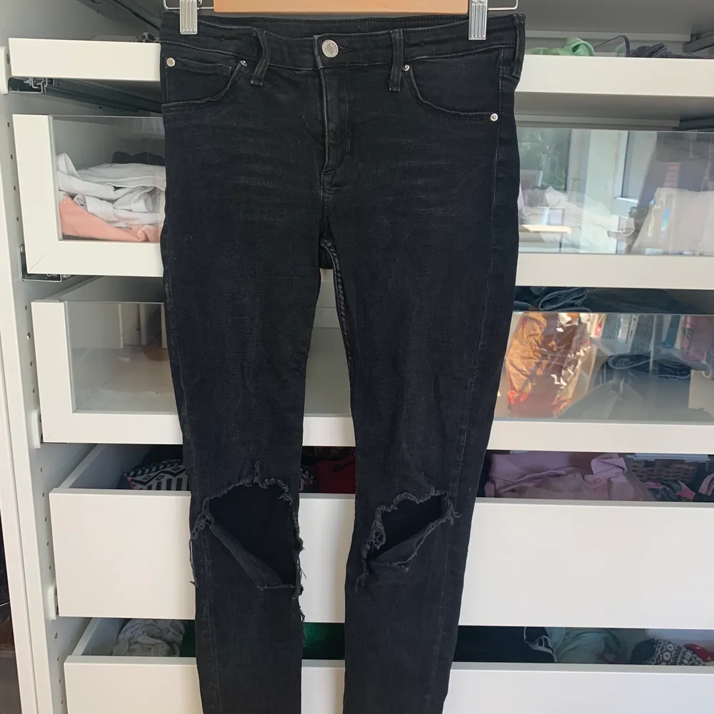 Säljer ett par svarta jeans med hål pga att jag växt hur dom! Flera intresserade så blir det budgivning. Kom privat för fler bilder!. Jeans & Byxor.