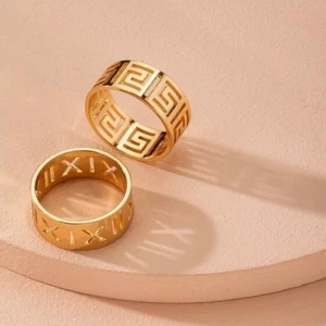 Ringar - 2 svinsnygg ringar som knappt är använda. Ganska små och ej justerbara så skulle säga att dom passar XS/S eller om du har små fingrar!! 65kr + 19kr frakt för båda eller 35kr + 19kr frakt styck! 💛💫 OBS ENDAST RINGEN MED ROMERSKA SIFFROR FINNS KVAR!