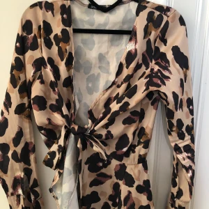 Leopardmönstrad topp - 38, satin material. 130 + frakt