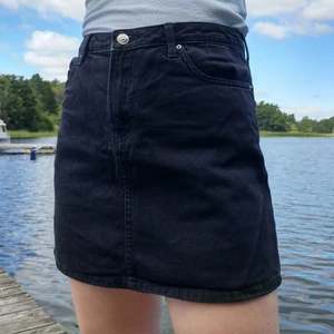 Svart jeans kjol i storlek 36 - Svart jeanskjol i bra skikt. ✨