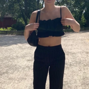 super fin topp - säljer denna super duper fina toppen! inte helt 100 på att jag vill sälja därav priset💕 använd en gång och de är till dessa bilder! FRAKTEN INGÅR I PRISET💕💕
