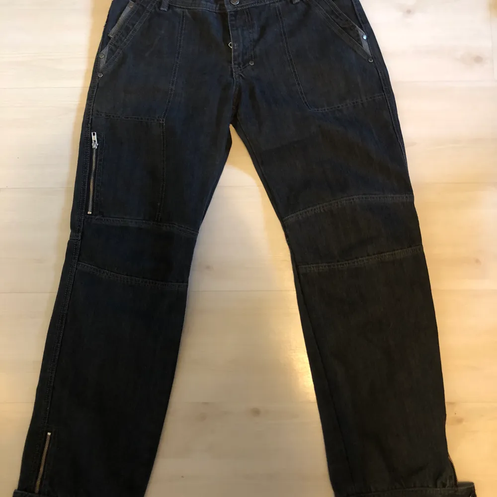 Mörkblå jeans me snygga detaljer på knän fickor och på slutet av byxan, lågmidjade, säljer då d inte kommer till användning längre . Jeans & Byxor.