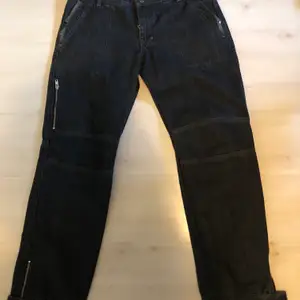 Mörkblå jeans me snygga detaljer på knän fickor och på slutet av byxan, lågmidjade, säljer då d inte kommer till användning längre 