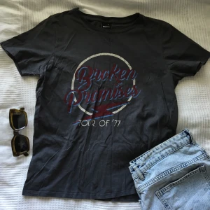 T shirt - En t shirt som använts endast ett par gånger och är som ny. Sitter normalt alltså inte oversize. Är mörkgrå i färgen alltså inte svart! 