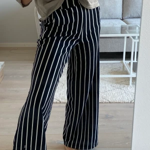 Rutiga byxor - Snyggaste och SKÖNASTE byxorna jag äger!! Köparen står för frakten✨