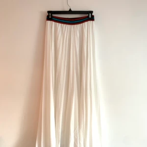 Lösa byxor  - Så fina byxor som är lite lösare. Från ett märke i Italien som heter Nina Lie! Storlek S. Köpta för 500kr säljer nu för 200