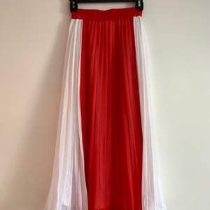 Röd vit kjol från Monki. Storlek Xs men passar även s 