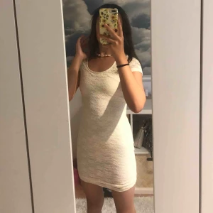  - Jättefin spetsklänning som framhäver kurvor buda eller kommentera om du är intresserad 