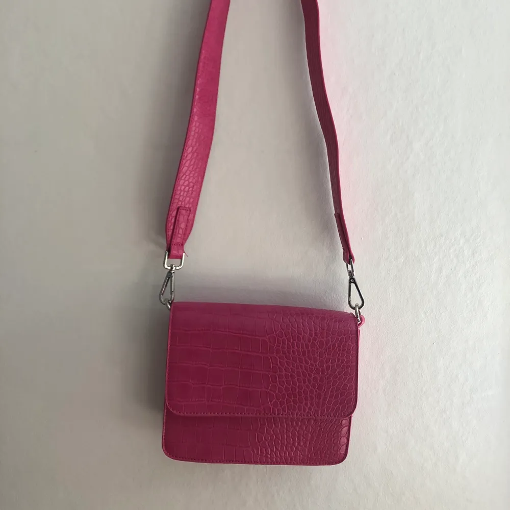 Oanvänd rosa handväska från Gina Tricot. En perfekt färgklick till outfiten!! Säljes på grund av att den inte kommer till användning. Nypris 299kr. Pris kan diskuteras så båda blir nöjda! Köpare står för frakt, men kan även mötas upp. . Accessoarer.
