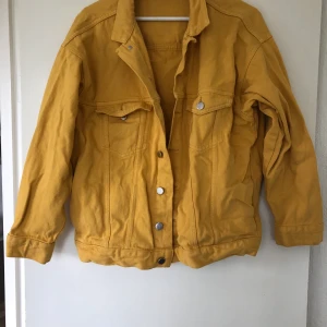 Jeansjacka gul - Lite skrynklig men lätt att fixa. Strl 36. Köparen betalar frakt på 63kr.