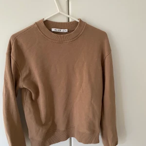 Sweatshirt - Brun sweatshirt ifrån NA-KD! Frakt tillkommer 💕 (inte oversized)