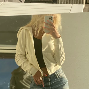 Puma fenty by Rihanna zip hoodie  - Jättefin zip up hoodie från Rihannas kollektion med puma. Den är off-white och lite croppad. Fenty märket sitter på ryggen, på luvan står det även ”13”. Storlek xs/s i ett stretchigt material. Hoodien är knappt använd och i jättebra skick. Nypris ca 2000kr, säljer för 800kr men pris kan diskuteras😊