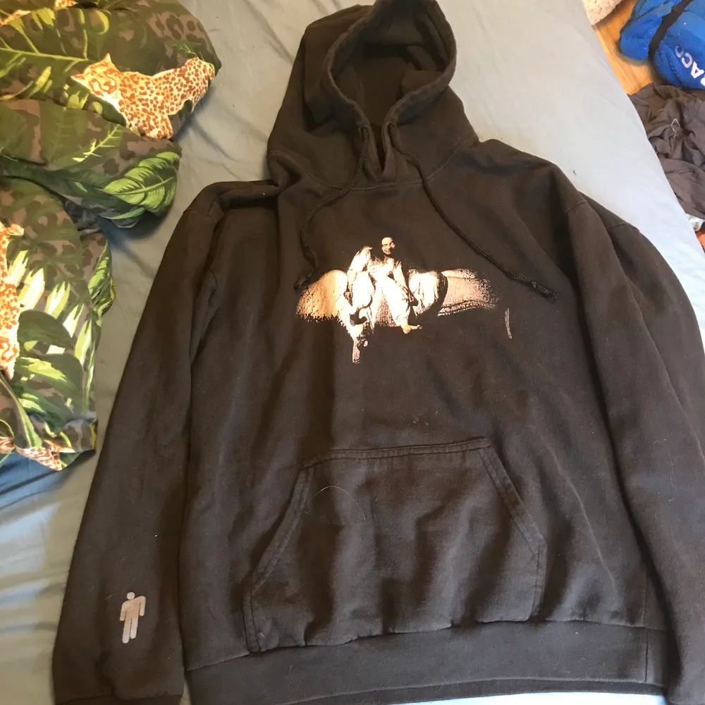 Billie eilish hoodie i storlek M, använd ett fåtal gånger dock är trycket och texten spruckna 💕 150kr + frakt . Hoodies.