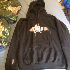 Billie eilish hoodie i storlek M, använd ett fåtal gånger dock är trycket och texten spruckna 💕 150kr + frakt 
