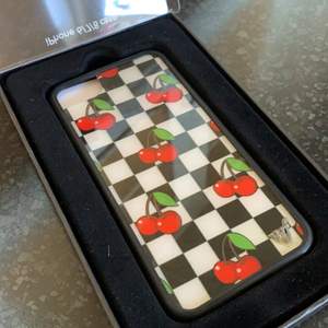 Produkten är använd, men är i bra skick. Har dock inte använt den på 1 år. Wildflower cherry checkered phone case.