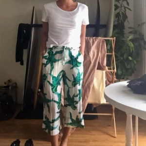  - Byxor i viskos med fint print  Fint skick, pytte fläck, se sista bild  Frakt 63kr 