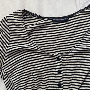Brandy Melville crop top - Svartvit randig med svart knappar. Köpt på Brandy Melville i Sthlm och är använd men i bra skick🖤 